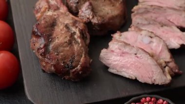 Kemikte ya da kuzu pirzolasında sulu et. Tuzlu, baharatlı ve otlu ızgara dana eti