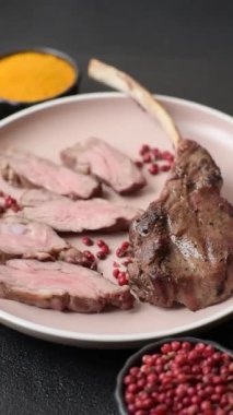 Kemikte ya da kuzu pirzolasında sulu et. Tuzlu, baharatlı ve otlu ızgara dana eti