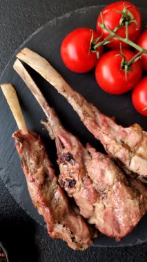 Kemikte ya da kuzu pirzolasında sulu et. Tuzlu, baharatlı ve otlu ızgara dana eti