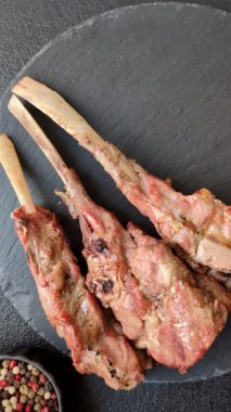 Kemikte ya da kuzu pirzolasında sulu et. Tuzlu, baharatlı ve otlu ızgara dana eti