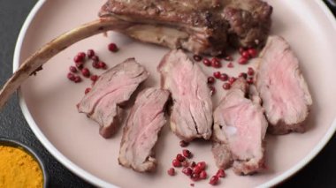 Kemikte ya da kuzu pirzolasında sulu et. Tuzlu, baharatlı ve otlu ızgara dana eti