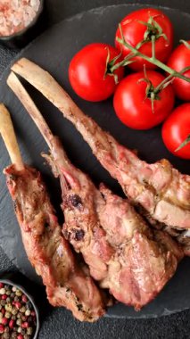 Kemikte ya da kuzu pirzolasında sulu et. Tuzlu, baharatlı ve otlu ızgara dana eti