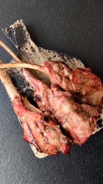 Et, ızgara dana eti, kaburga ya da biftek. Et yemeği, ızgara yemek.