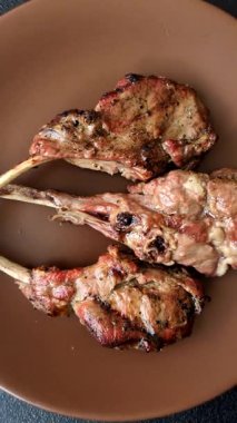 Kemikte ya da kuzu pirzolasında sulu et. Tuzlu, baharatlı ve otlu ızgara dana eti