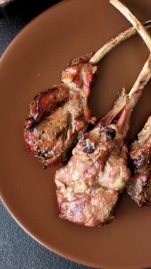 Kemikte ya da kuzu pirzolasında sulu et. Tuzlu, baharatlı ve otlu ızgara dana eti