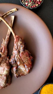 Kemikte ya da kuzu pirzolasında sulu et. Tuzlu, baharatlı ve otlu ızgara dana eti