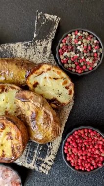 Yiyecek, patates, ikiye bölünmüş ya da ızgara. Fırında patates, tuz ve baharat.