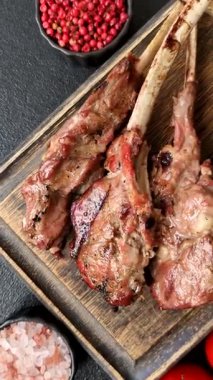 Kemikte ya da kuzu pirzolasında sulu et. Tuzlu, baharatlı ve otlu ızgara dana eti