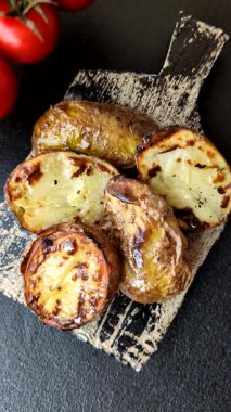 Yiyecek, patates, ikiye bölünmüş ya da ızgara. Fırında patates, tuz ve baharat.
