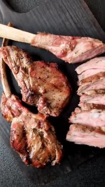 Kemikte ya da kuzu pirzolasında sulu et. Tuzlu, baharatlı ve otlu ızgara dana eti