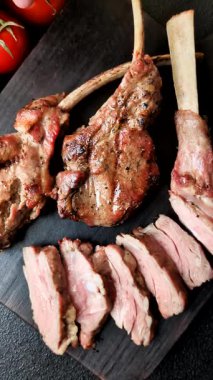 Kemikte ya da kuzu pirzolasında sulu et. Tuzlu, baharatlı ve otlu ızgara dana eti