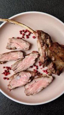 Kemikte ya da kuzu pirzolasında sulu et. Tuzlu, baharatlı ve otlu ızgara dana eti