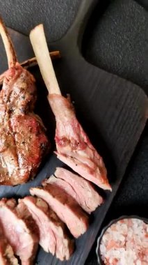 Et, ızgara dana eti, kaburga ya da biftek. Et yemeği, ızgara yemek.