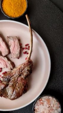 Et, ızgara dana eti, kaburga ya da biftek. Et yemeği, ızgara yemek.