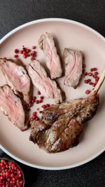 Kemikte ya da kuzu pirzolasında sulu et. Tuzlu, baharatlı ve otlu ızgara dana eti