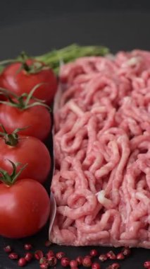 Hamburger malzemesi olarak çiğ et ya da domuz eti. Evde pişirmek için çiğ et.