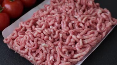 Hamburger malzemesi olarak çiğ et ya da domuz eti. Evde pişirmek için çiğ et.