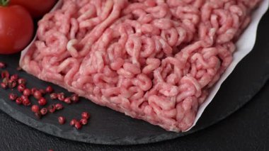 Hamburger malzemesi olarak çiğ et ya da domuz eti. Evde pişirmek için çiğ et.