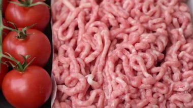 Hamburger malzemesi olarak çiğ et ya da domuz eti. Evde pişirmek için çiğ et.