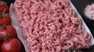Hamburger malzemesi olarak çiğ et ya da domuz eti. Evde pişirmek için çiğ et.