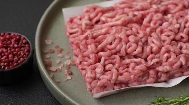 Hamburger malzemesi olarak çiğ et ya da domuz eti. Evde pişirmek için çiğ et.