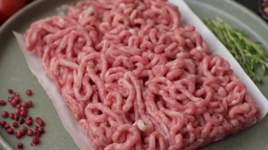 Hamburger malzemesi olarak çiğ et ya da domuz eti. Evde pişirmek için çiğ et.