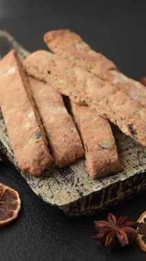 Bisküvi ya da cantuccini bisküvisi, çıtır çıtır İtalyan çöreği. Badem ve yabanmersinli bisküvi tatlısı.