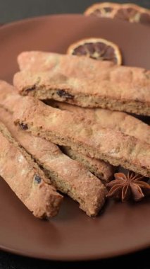 Bisküvi ya da cantuccini bisküvisi, çıtır çıtır İtalyan çöreği. Badem ve yabanmersinli bisküvi tatlısı.