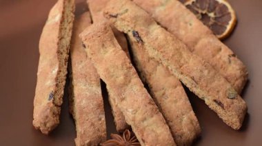 Bisküvi ya da cantuccini bisküvisi, çıtır çıtır İtalyan çöreği. Badem ve yabanmersinli bisküvi tatlısı.