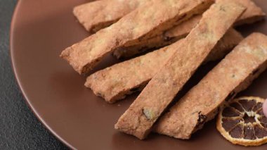 Bisküvi ya da cantuccini bisküvisi, çıtır çıtır İtalyan çöreği. Badem ve yabanmersinli bisküvi tatlısı.