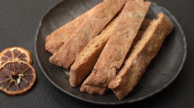 Bisküvi ya da cantuccini bisküvisi, çıtır çıtır İtalyan çöreği. Badem ve yabanmersinli bisküvi tatlısı.