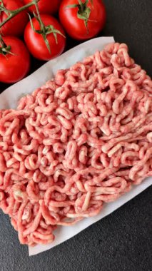 Hamburger malzemesi olarak çiğ et ya da domuz eti. Evde pişirmek için çiğ et.