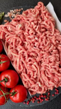 Hamburger malzemesi olarak çiğ et ya da domuz eti. Evde pişirmek için çiğ et.