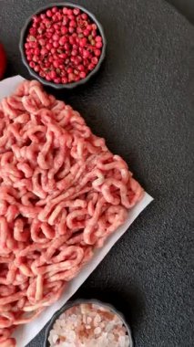 Hamburger malzemesi olarak çiğ et ya da domuz eti. Evde pişirmek için çiğ et.