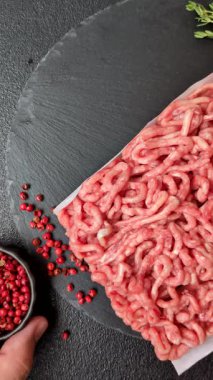 Hamburger malzemesi olarak çiğ et ya da domuz eti. Evde pişirmek için çiğ et.