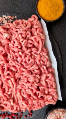 Hamburger malzemesi olarak çiğ et ya da domuz eti. Evde pişirmek için çiğ et.