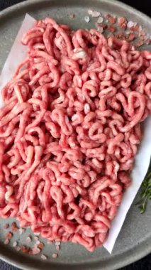 Hamburger malzemesi olarak çiğ et ya da domuz eti. Evde pişirmek için çiğ et.