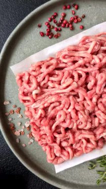 Hamburger malzemesi olarak çiğ et ya da domuz eti. Evde pişirmek için çiğ et.