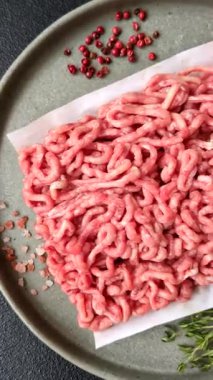 Hamburger malzemesi olarak çiğ et ya da domuz eti. Evde pişirmek için çiğ et.