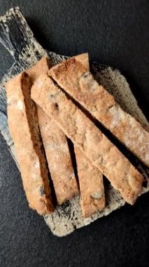 Bisküvi ya da cantuccini bisküvisi, çıtır çıtır İtalyan çöreği. Badem ve yabanmersinli bisküvi tatlısı.