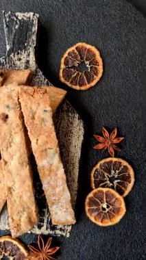 Bisküvi ya da cantuccini bisküvisi, çıtır çıtır İtalyan çöreği. Badem ve yabanmersinli bisküvi tatlısı.