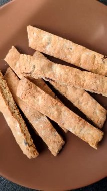 Bisküvi ya da cantuccini bisküvisi, çıtır çıtır İtalyan çöreği. Badem ve yabanmersinli bisküvi tatlısı.
