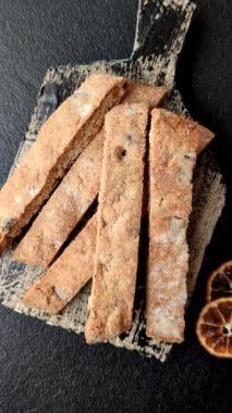 Bisküvi ya da cantuccini bisküvisi, çıtır çıtır İtalyan çöreği. Badem ve yabanmersinli bisküvi tatlısı.
