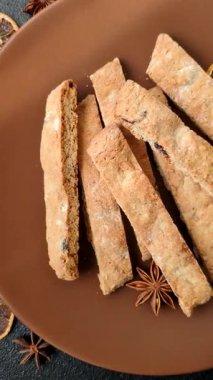 Bisküvi ya da cantuccini bisküvisi, çıtır çıtır İtalyan çöreği. Badem ve yabanmersinli bisküvi tatlısı.