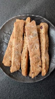 Bisküvi ya da cantuccini bisküvisi, çıtır çıtır İtalyan çöreği. Badem ve yabanmersinli bisküvi tatlısı.