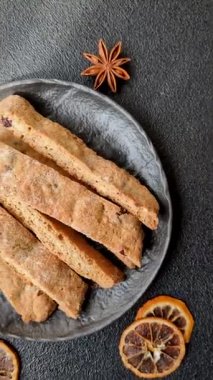 Bisküvi ya da cantuccini bisküvisi, çıtır çıtır İtalyan çöreği. Badem ve yabanmersinli bisküvi tatlısı.