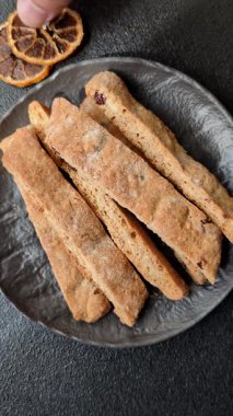 Bisküvi ya da cantuccini bisküvisi, çıtır çıtır İtalyan çöreği. Badem ve yabanmersinli bisküvi tatlısı.