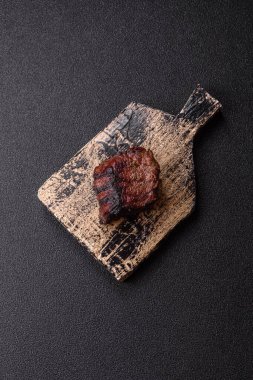 Tuz ve biberli ızgara biftek eti. Biftek ızgarada ızgara. Tasarımın için arka plan olarak.