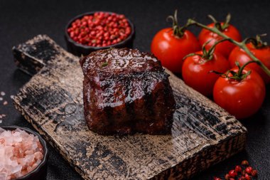 Tuz ve biberli ızgara biftek eti. Biftek ızgarada ızgara. Tasarımın için arka plan olarak.