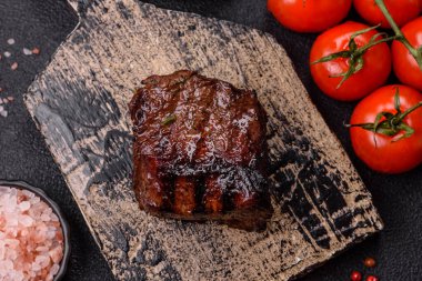 Tuz ve biberli ızgara biftek eti. Biftek ızgarada ızgara. Tasarımın için arka plan olarak.